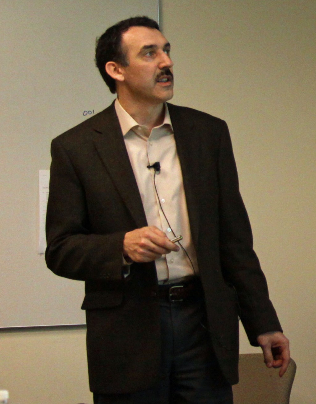 Andre Seryi discussing the potential luminosity gained by using the travelling focus technique at the January SLAC Baseline Assessment Workshop.