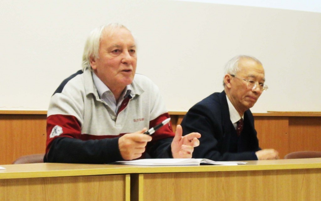 Lyn Evans (CERN, chair) and PAC member Jai-er Chen (Beijing University) at the review closeout. Image: GDE