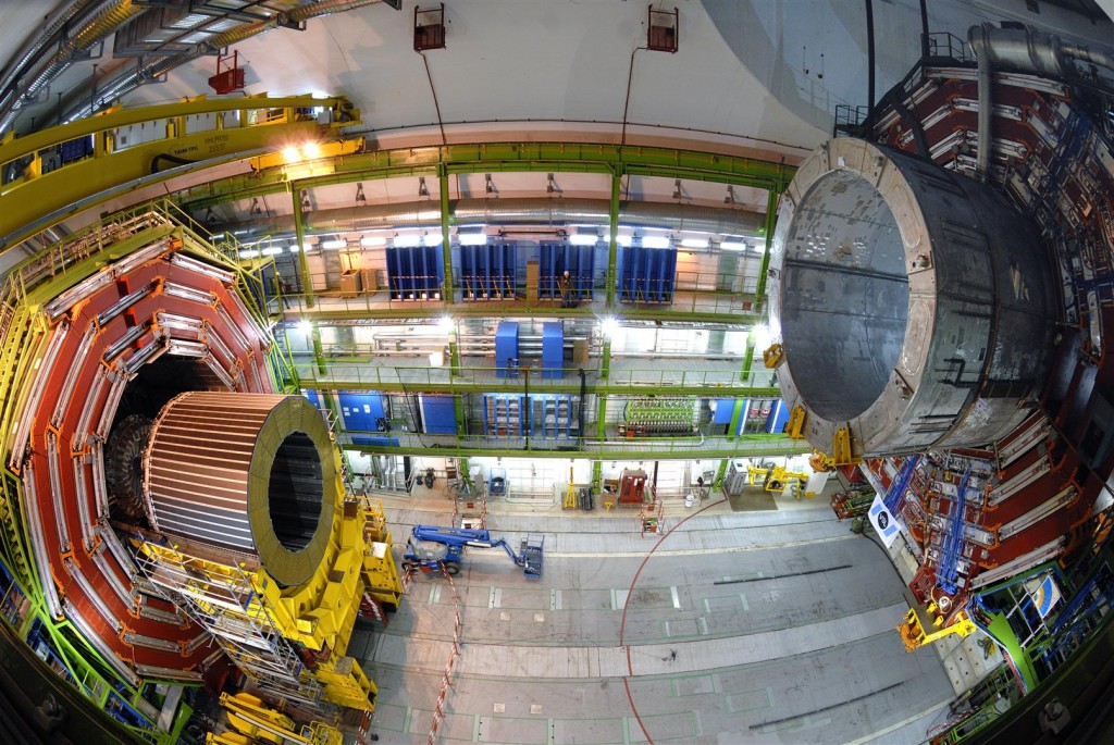 Lowering of the CMS parts into the experimental cavern. The ILC detectors are of similar size. Image: CERN